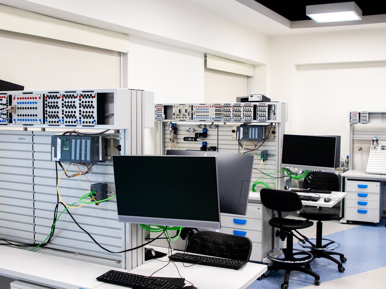 about-img A contemporary computer lab with advanced workstations and electronic equipment, perfect for research and development.